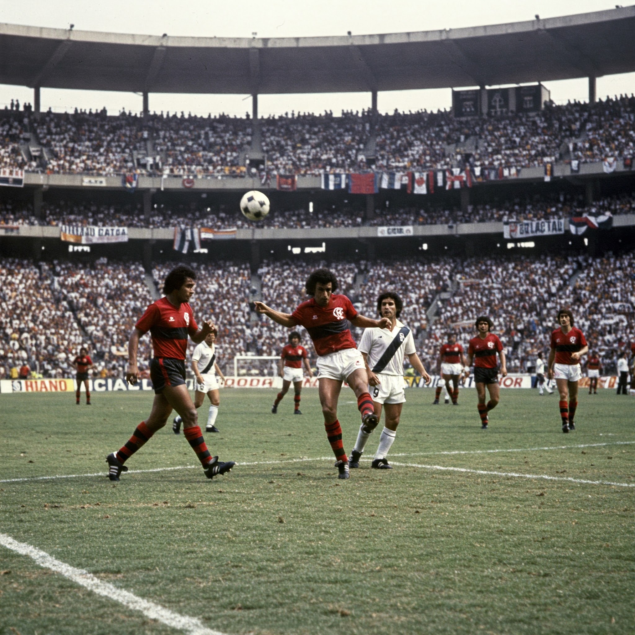 A Magia de Zico no Maracanã: Um Flamengo x Vasco inesquecível nos anos 80.
