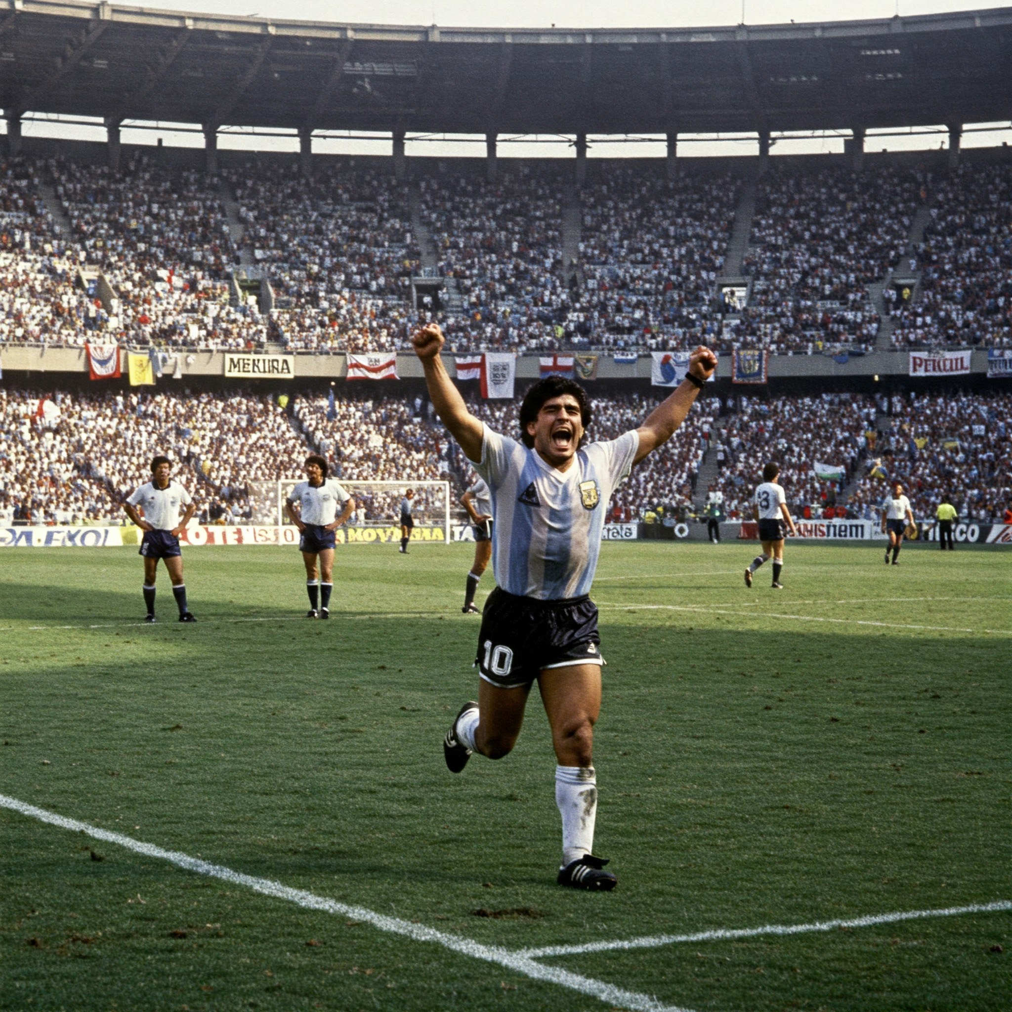 A Mão de Deus: Maradona marca um gol polêmico contra a Inglaterra em 86.