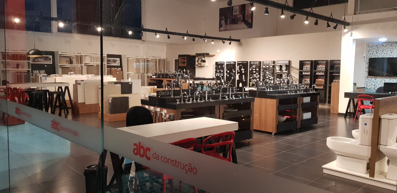 Interior de loja ABC da Construção com exposição de produtos