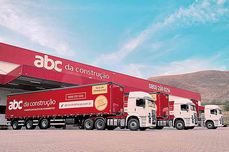 Caminhão da operação logística da ABC da Construção